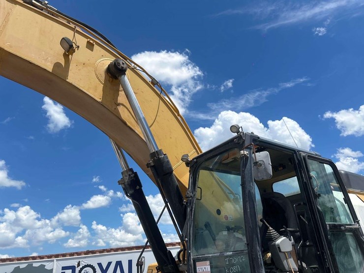 2016-caterpillar-349f-image-24