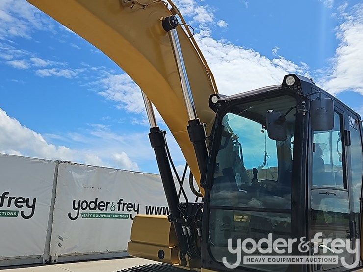 2022-caterpillar-320-image-19