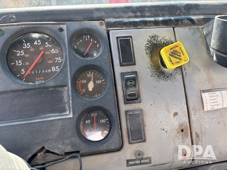1995-freightliner-fl80-image-81