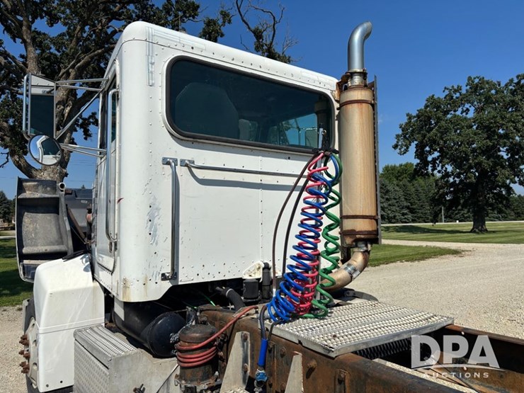 1999-peterbilt-385-image-42