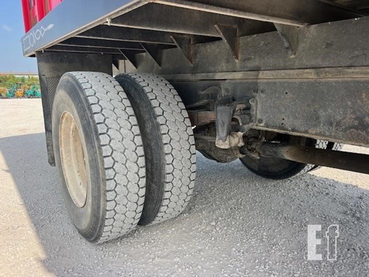 2003-freightliner-fl70-image-34
