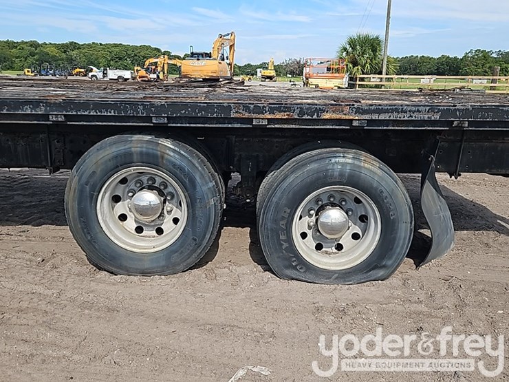 2002-peterbilt-330-image-15