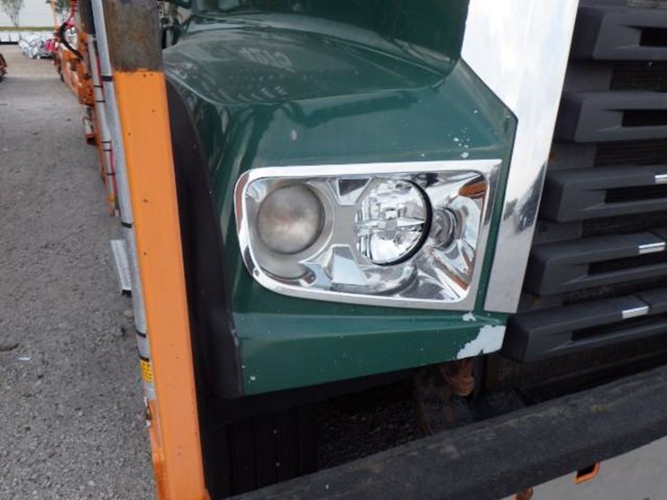 2020-freightliner-114sd-image-3