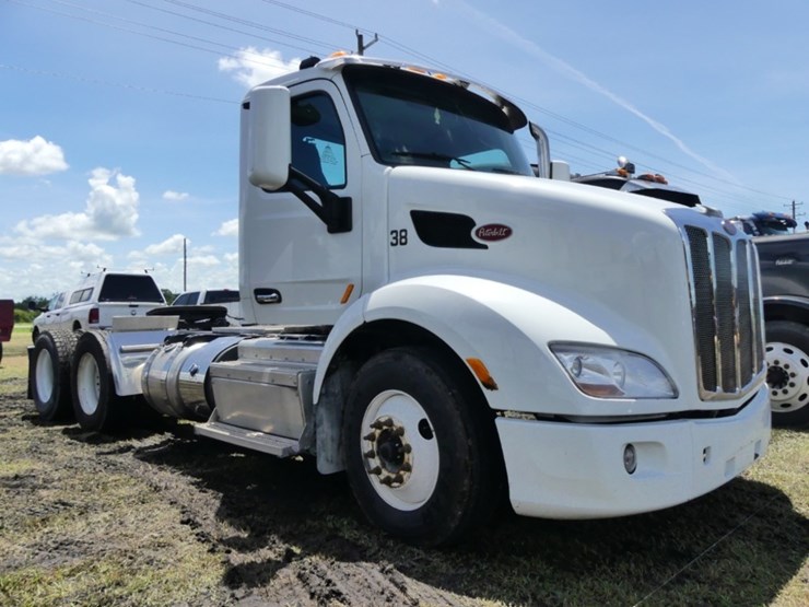 2015-peterbilt-579-image-2