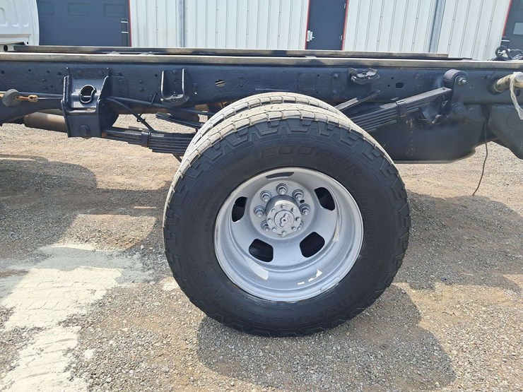 2016-ram-3500-crew-cab-pickup-image-6