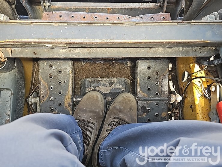 2015-new-holland-l230-image-23