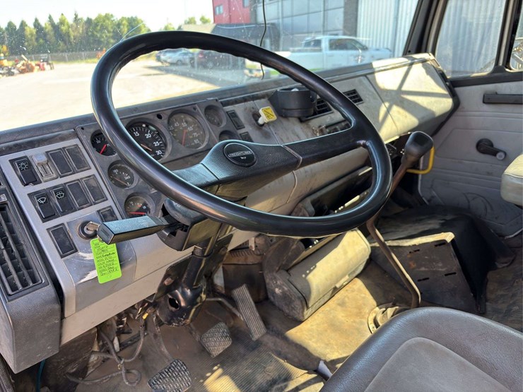 1995-freightliner-fl70-image-17