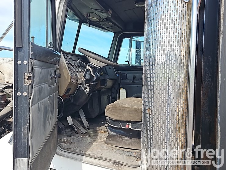 2002-peterbilt-330-image-24