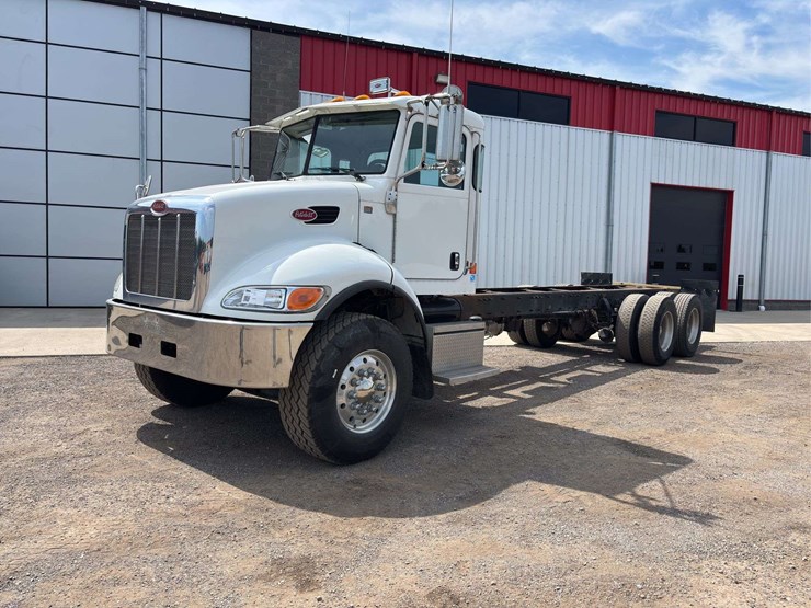 2012-peterbilt-348-image-1