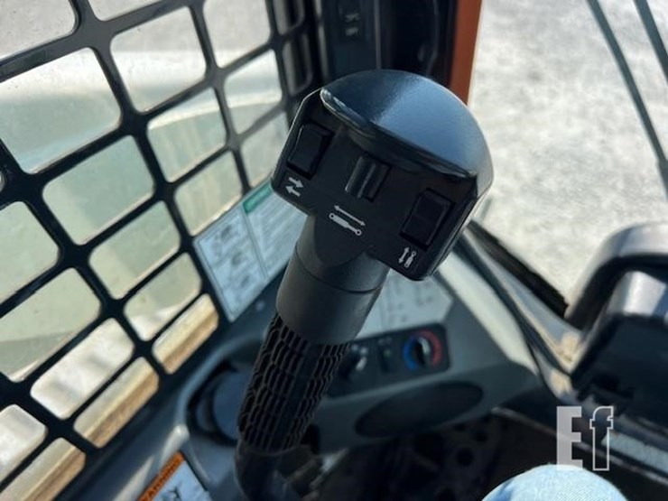 2023-bobcat-t770-image-31