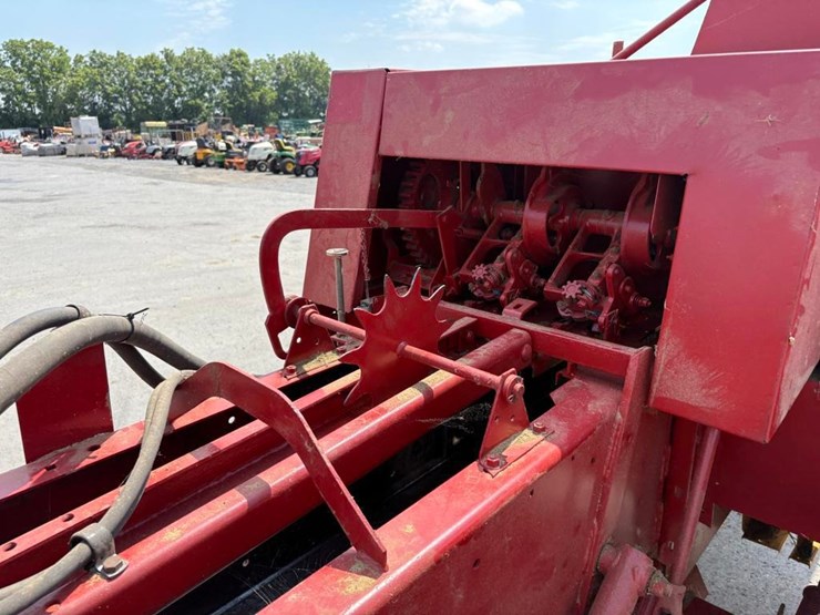 new-holland-570-image-5