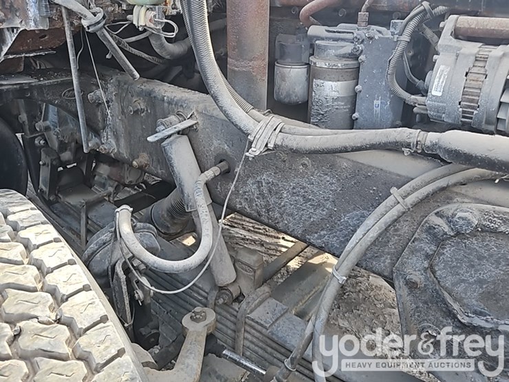 2002-peterbilt-330-image-23