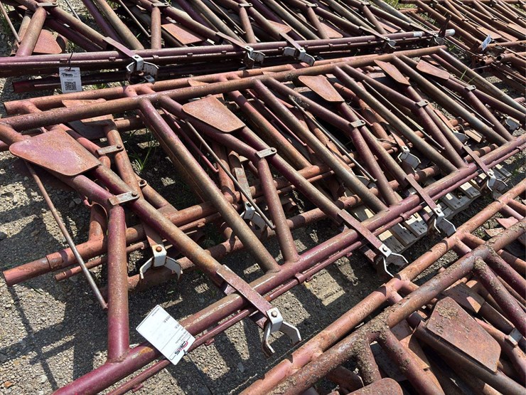 pallet-of-cattle-headlocks-image-1