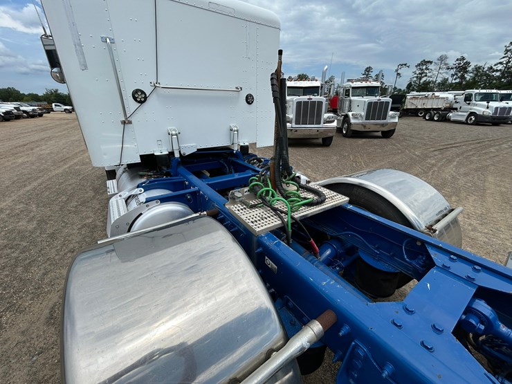 2013-peterbilt-367-image-12