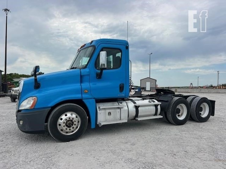 2013-freightliner-cascadia-113-image-2