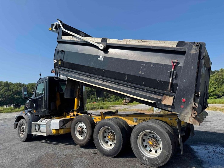 2016-peterbilt-567-image-6