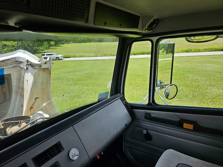 2000-freightliner-fl60-image-62