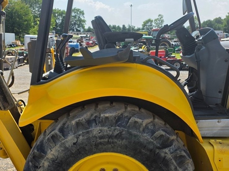 2011-new-holland-b95b-image-14