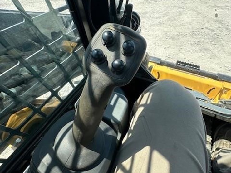 2018-deere-318g-image-22