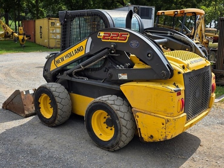 new-holland-l225-image-3