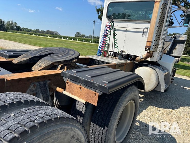 1999-peterbilt-385-image-48