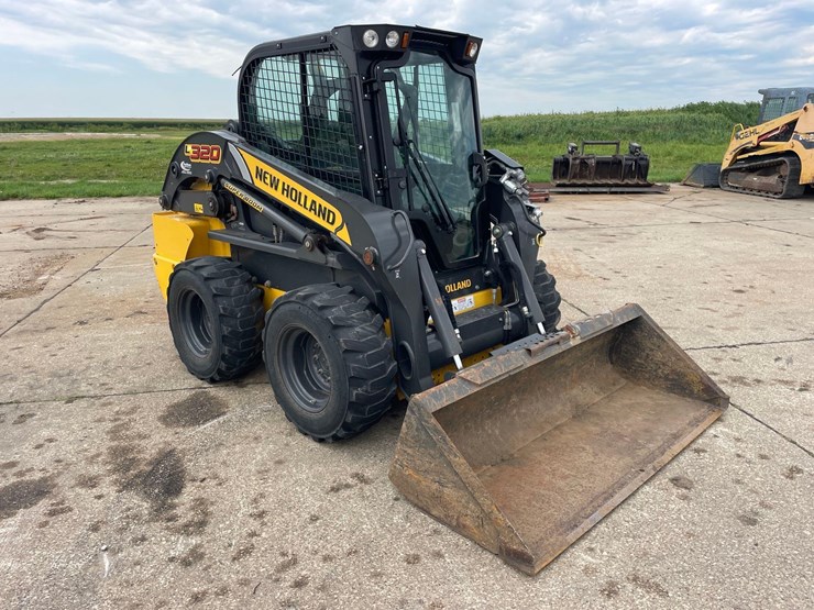 2022-new-holland-l320-image-2