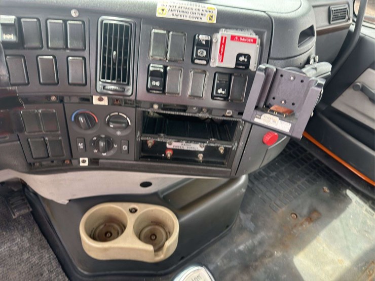 2007-volvo-vnm200-semi-truck-image-22