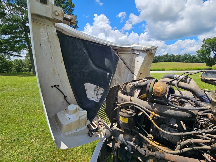 2000-freightliner-fl60-image-45
