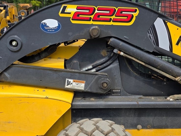 new-holland-l225-image-15