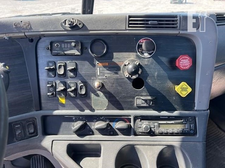 2006-freightliner-columbia-120-image-44