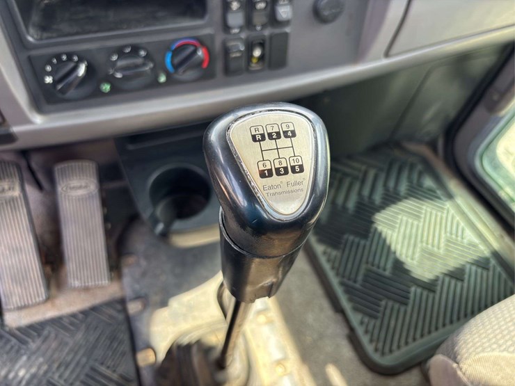 2012-peterbilt-348-image-37