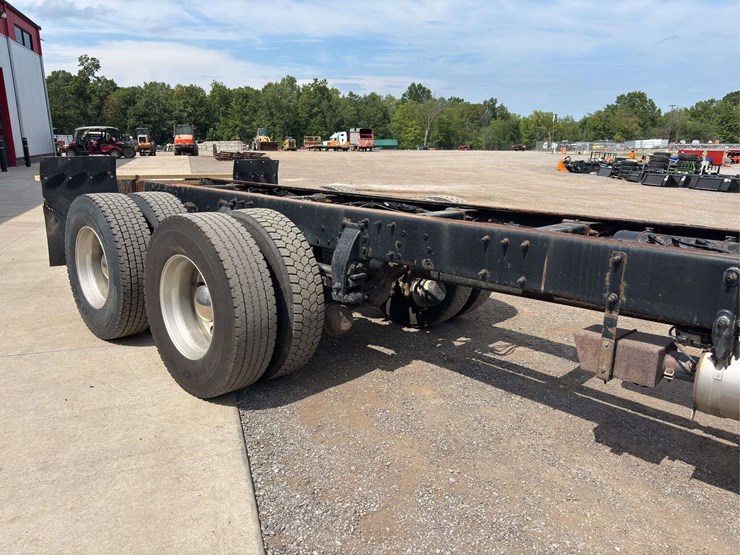 2012-peterbilt-348-image-17