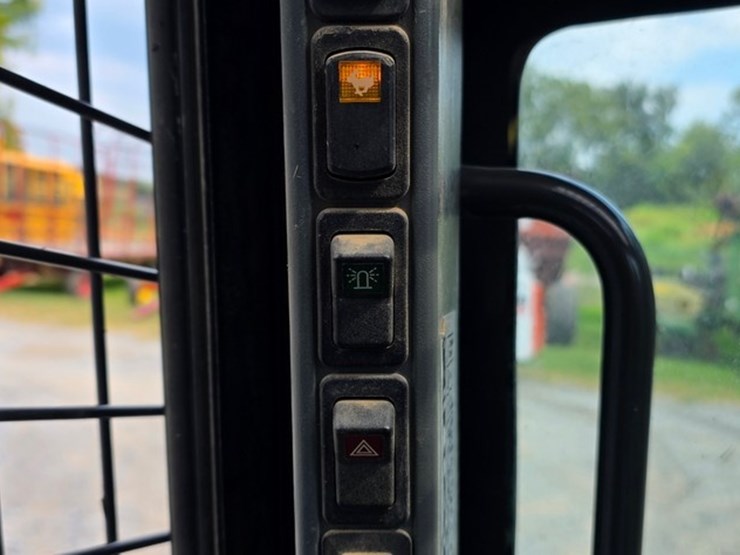new-holland-l225-image-49