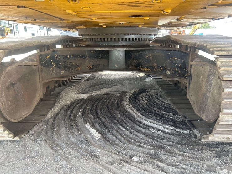 2016-caterpillar-349f-image-22