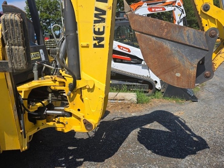 2011-new-holland-b95b-image-25