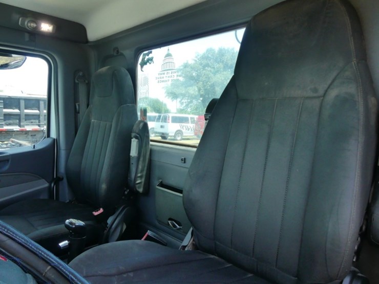 2015-peterbilt-579-image-10