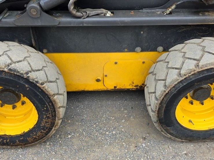 new-holland-l225-image-26