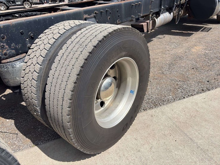 2012-peterbilt-348-image-12