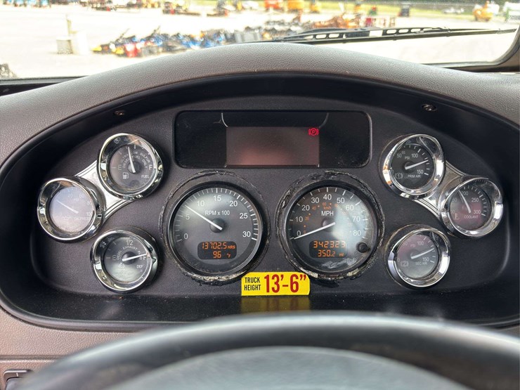 2012-peterbilt-348-image-38