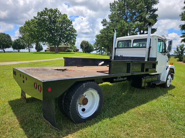 2000-freightliner-fl60-image-21