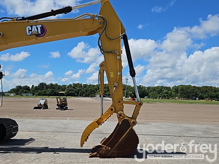 2022-caterpillar-320-image-16