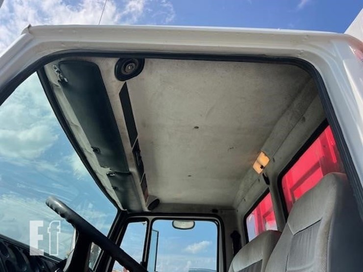 2003-freightliner-fl70-image-40
