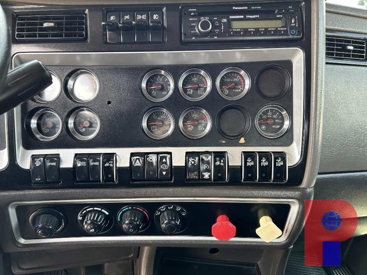 2013-kenworth-t800-image-16