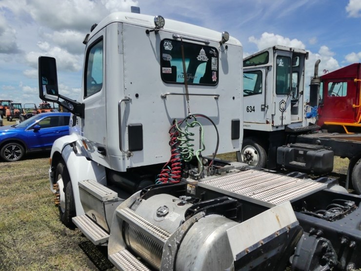 2015-peterbilt-579-image-8