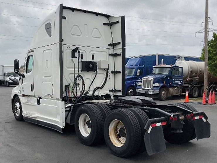 2022-freightliner-cascadia-126-image-2