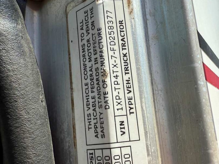 2015-peterbilt-367-image-11