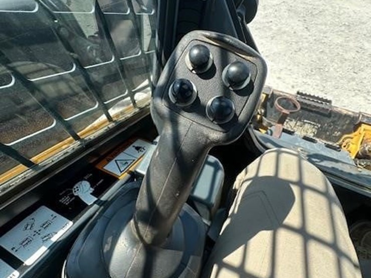 2015-deere-320e-image-28