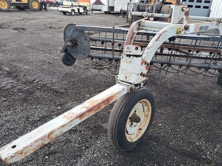 new-idea-roller-bar-hay-rake-(left)-image-6