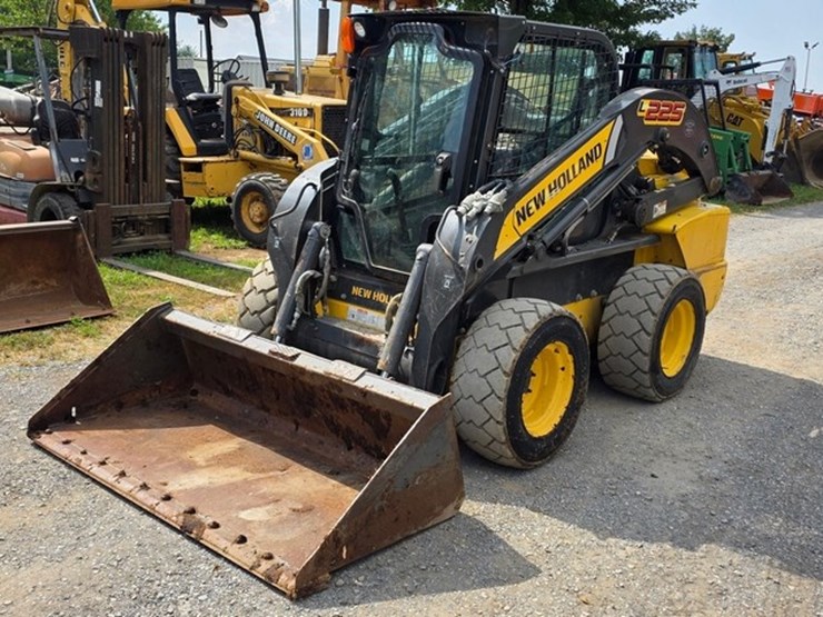 new-holland-l225-image-2