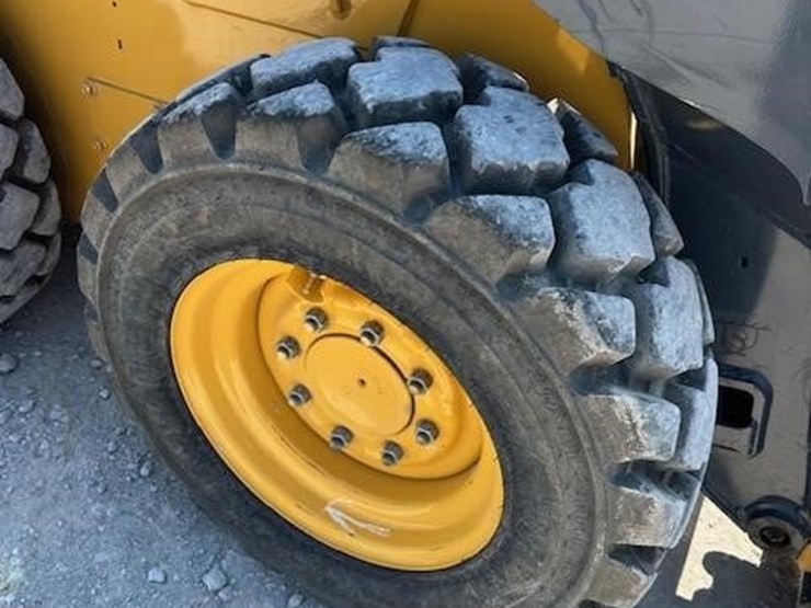 2018-deere-318g-image-13